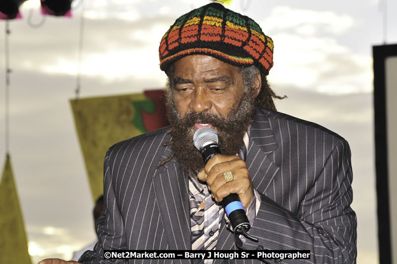 John Holt @ Reggae Sumfest 2008 International Night 2, Catherine Hall, Montego Bay - Saturday, July 19, 2008 - Reggae Sumfest 2008 July 13 - July 19, 2008 - Photographs by Net2Market.com - Barry J. Hough Sr. Photojournalist/Photograper - Photographs taken with a Nikon D300 - Negril Travel Guide, Negril Jamaica WI - http://www.negriltravelguide.com - info@negriltravelguide.com...!