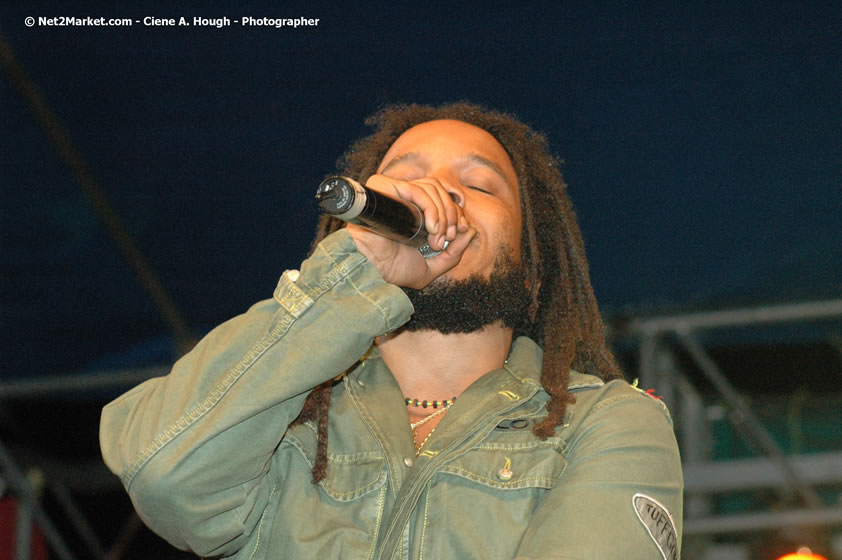 The Marley Brother's - Damian, Stephen, Julian, and Kimani - Smile Jamaica, Nine Miles, St Anns, Jamaica - Saturday, February 10, 2007 - The Smile Jamaica Concert, a symbolic homecoming in Bob Marley's birthplace of Nine Miles - Negril Travel Guide, Negril Jamaica WI - http://www.negriltravelguide.com - info@negriltravelguide.com...!